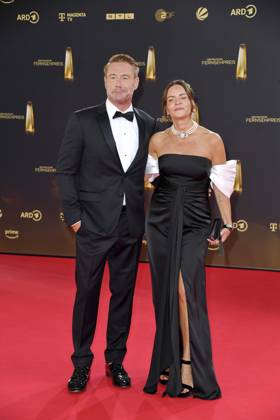 Sasha mit Ehefrau Julia Röntgen bei der Ankunft zu der Verleihung des Deutschen Fernsehpreis in den MMC Studios in Koeln am 10.09.2025