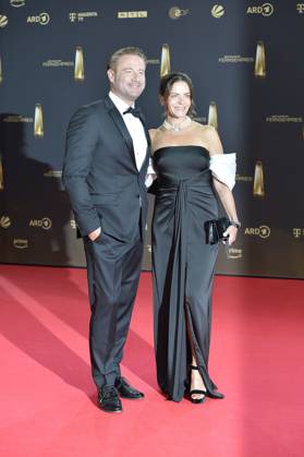 Sasha mit Ehefrau Julia Röntgen bei der Ankunft zu der Verleihung des Deutschen Fernsehpreis in den MMC Studios in Koeln am 10.09.2025