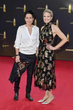 Dunja Hayali und Sarah Tacke bei der Ankunft zu der Verleihung des Deutschen Fernsehpreis in den MMC Studios in Koeln am 10.09.2025