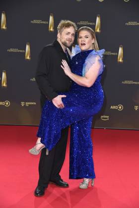 Knud Riepen und Gisa Flake bei der Ankunft zu der Verleihung des Deutschen Fernsehpreis in den MMC Studios in Koeln am 10.09.2025
