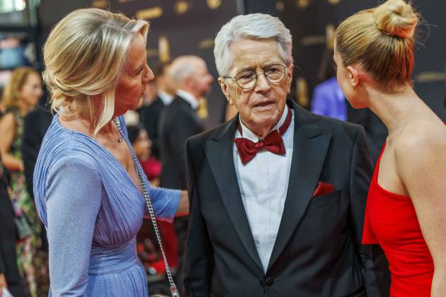 abb Britta Gessler, Frank Elstner und Enya Elstner zu Gast auf dem roten Teppich bei der Verleihung Der Deutsche Fernsehpreis 2025 in den MMC Studios am 0.09.2025 in Koeln NRW Deutschland