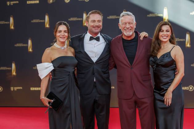 abb Julia Roentgen, Sasha Ehefrau Otto Steiner und Natalia Avelon zu Gast auf dem roten Teppich bei der Verleihung Der Deutsche Fernsehpreis 2025 in den MMC Studios am 0.09.2025 in Koeln NRW Deutschland