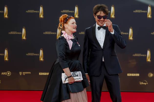 abb Matze Knop und Enie van de Meiklokjes zu Gast auf dem roten Teppich bei der Verleihung Der Deutsche Fernsehpreis 2025 in den MMC Studios am 0.09.2025 in Koeln NRW Deutschland