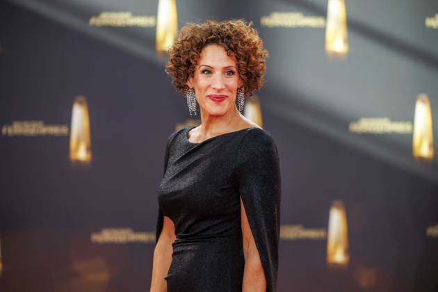 abb Lissy Ishag rotes Kleid zu Gast auf dem roten Teppich bei der Verleihung Der Deutsche Fernsehpreis 2025 in den MMC Studios am 0.09.2025 in Koeln NRW Deutschland