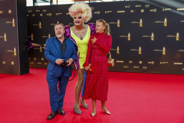 abb Armin Rohde Schauspieler mit Frau Karen Boehne und Olivia Jones zu Gast auf dem roten Teppich bei der Verleihung Der Deutsche Fernsehpreis 2025 in den MMC Studios am 0.09.2025 in Koeln NRW Deutschland