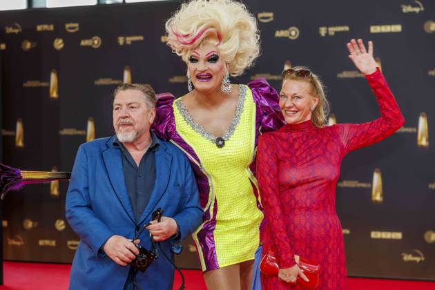 abb Armin Rohde Schauspieler mit Frau Karen Boehne und Olivia Jones zu Gast auf dem roten Teppich bei der Verleihung Der Deutsche Fernsehpreis 2025 in den MMC Studios am 0.09.2025 in Koeln NRW Deutschland