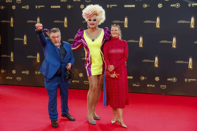 abb Armin Rohde Schauspieler mit Frau Karen Boehne und Olivia Jones zu Gast auf dem roten Teppich bei der Verleihung Der Deutsche Fernsehpreis 2025 in den MMC Studios am 0.09.2025 in Koeln NRW Deutschland
