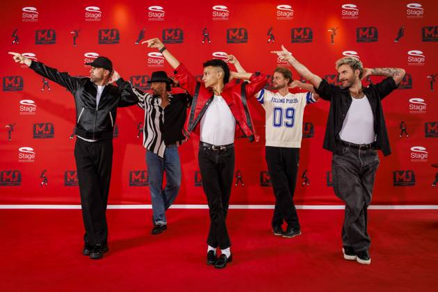 Bilder des Jahres 2025, Entertainment 09 September Entertainment Bilder des Tages mmc Dennis Dnice Somuah, Jay Khan, Prince Damien, Joel de Tombe und Daniel Johnson .Die Mitglieder von TEAM 5ÜNF ließen es sich nicht nehmen, ihren Bandkollegen Prince Damien im Theater an der Elbe zu besuchen 11.09.2025 Anlass Seine gefeierte Rolle als junger Michael Jackson im Musical ueber den King of Pop el de Tombe und Daniel Johnson Hamburg Deutschland