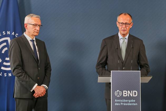 Berlin, Deutschland, 11.09.2025: BND-Zentrale: Amtsübergabe: Martin Jäger und Bundeskanzler Friedrich Merz (CDU) Copyright: xdtsxNachrichtenagenturx dts_80809
