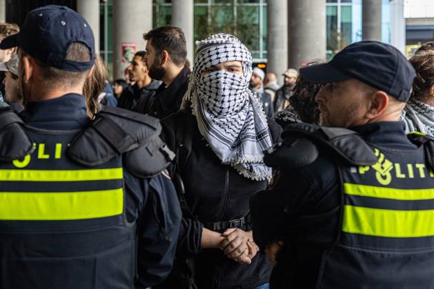 Bilder des Jahres 2025, News September 09 News Bilder des Tages September 11, 2025, The Hague, South-Holland, The Netherlands: Several protesters gathered today at the Ministry of Foreign Affairs in The Hague. They called on the Dutch government to increase pressure on Israel, following a new evacuation order issued to residents of Gaza. Police are present at the scene to monitor the situation. The Hague The Netherlands - ZUMAg281 20250911_zaf_g281_012 Copyright: xStormxGroenendijkx
