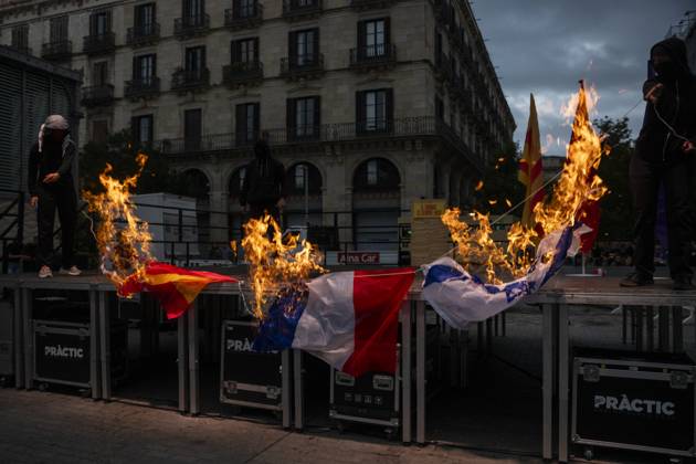 Bilder des Jahres 2025, News September 09 News Bilder des Tages Demonstrations of the ANC and CUP in Barcelona, on the occasion of the Diada Three flags of Spain, France and Israel burned during the demonstration called by the CUP, on September 11, 2025, in Barcelona, Catalonia Spain The call of the CUP put the focus on claiming a class pro-independence proposal, feminist, anti-racist, anti-fascist and environmentalist, thus differentiating itself from the central and unitary mobilizations 11 SEPTEMBER 2025 DIADA ANC MANI PROTESTA CATALUÑA 11S ESTELADA BANDERA Lorena Sopê Barcelona Barcelona Catalunya Catalunya Catalunya Espana Copyright: xLorenaxSopênax 6947397
