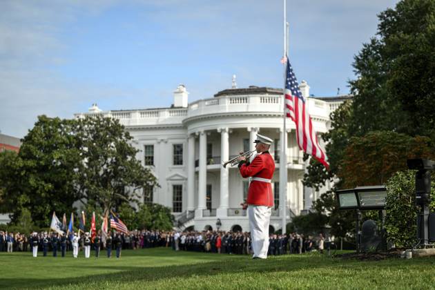 Bilder des Jahres 2025, News September 09 News Bilder des Tages September 11, 2025, Washington, Dc, United States: A military honor guard plays taps White House staff gather for a moment of silence following the killing of the right-wing activist Charlie Kirk on the South Lawn of the White House, September 11, 2025 in Washington, D.C. Kirk, a conservative provocateur and close friend of President Donald Trump was shot and killed during a political event in Utah. Washington United States - ZUMAp138 20250911_zaa_p138_041 Copyright: xMollyxRiley WhitexHousex