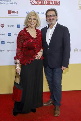 abb Susanne Holst mit Manuel Galvez Castillo zu Gast auf dem roten Teppich bei der Verleihung des Deutschen Radiopreis 2025 in der Neuen Flora am 11.09.2025 in Hamburg Hamburg Deutschland