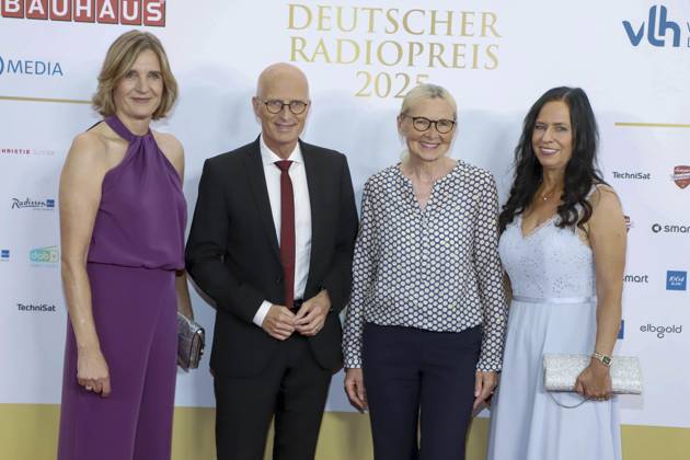 abb Ilka Steinhausen, Peter Tschentscher, Eva-Maria Tschentscher, Grit Leithaeuser zu Gast auf dem roten Teppich bei der Verleihung des Deutschen Radiopreis 2025 in der Neuen Flora am 11.09.2025 in Hamburg Hamburg Deutschland