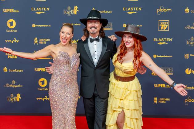 Preisverleihung Goldene Henne 2025 12.09.2025 Leipzig, Messe-Allee 1 (Leipziger Messe) Im Foto: Stefanie Hertel (links) mit Partner Lanny Lanner und Tochter Johanna Mross Am Freitagabend findet die Verleihung der Goldenen Henne 2025, gemeinsam veranstaltet von SuperIllu und MDR-Fernsehen, wieder in Leipzig statt. Deutschlands größter Publikumspreis feiert in diesem Jahr 35 Jahre Deutsche Einheit und 30 Jahre GOLDENE HENNE. Dazu eingeladen sind zahlreiche regionale, nationale und internationale Stars. Die Preisverleihung findet in der Messe Leipzig statt. Leipzig Messe Leipzig Sachsen Deutschland Copyright: xEHLxMedia BjörnxStachx 20250912_goldene-henne-teppich-1_22