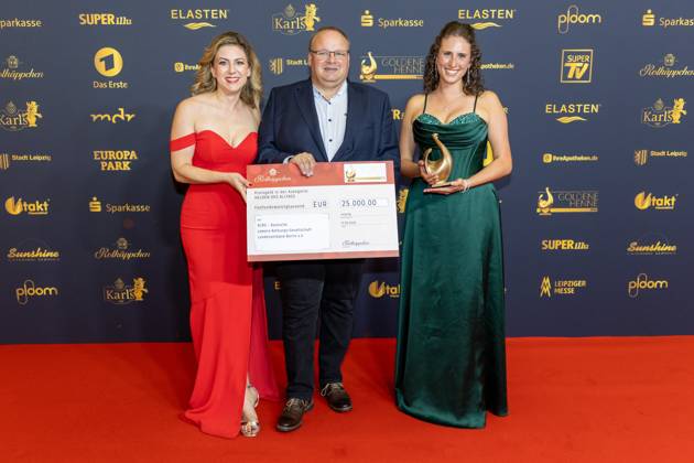 Preisverleihung Goldene Henne 2025 12.09.2025 Leipzig, Messe-Allee 1 (Leipziger Messe) Im Foto: Christian Wieseler und seine Kollegin Ann-Kathrin Rahmel (Mitte, rechts) vom DLRG-Landesverband Berlin erhalten Goldene Henne in der Kategorie Charity von Rotkäppchen-Mumm gesponsert Am Freitagabend findet die Verleihung der Goldenen Henne 2025, gemeinsam veranstaltet von SuperIllu und MDR-Fernsehen, wieder in Leipzig statt. Deutschlands größter Publikumspreis feiert in diesem Jahr 35 Jahre Deutsche Einheit und 30 Jahre GOLDENE HENNE. Dazu eingeladen sind zahlreiche regionale, nationale und internationale Stars. Die Preisverleihung findet in der Messe Leipzig statt. Leipzig Messe Leipzig Sachsen Deutschland Copyright: xEHLxMedia BjörnxStachx 20250912_goldene-henne-charity_1