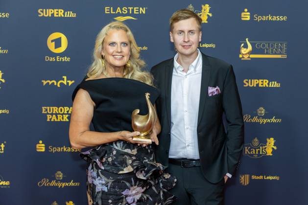 Preisverleihung Goldene Henne 2025 12.09.2025 Leipzig, Messe-Allee 1 (Leipziger Messe) Im Foto: Barbara Schöneberger mit der Goldenen Henne in der Kategorie Entertainment und Laudator Till Reiner Am Freitagabend findet die Verleihung der Goldenen Henne 2025, gemeinsam veranstaltet von SuperIllu und MDR-Fernsehen, wieder in Leipzig statt. Deutschlands größter Publikumspreis feiert in diesem Jahr 35 Jahre Deutsche Einheit und 30 Jahre GOLDENE HENNE. Dazu eingeladen sind zahlreiche regionale, nationale und internationale Stars. Die Preisverleihung findet in der Messe Leipzig statt. Leipzig Messe Leipzig Sachsen Deutschland Copyright: xEHLxMedia BjörnxStachx 20250912_goldene-henne-entertainment_4
