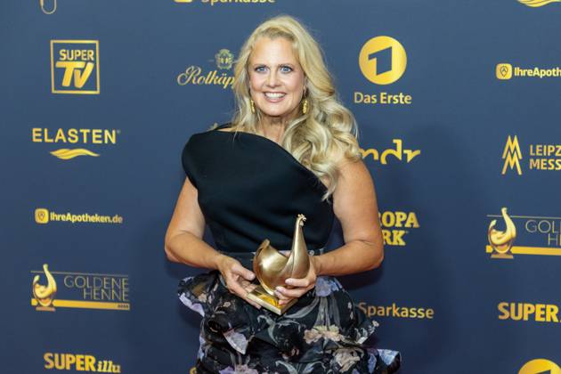 Preisverleihung Goldene Henne 2025 12.09.2025 Leipzig, Messe-Allee 1 (Leipziger Messe) Im Foto: Barbara Schöneberger mit der Goldenen Henne in der Kategorie Entertainment Am Freitagabend findet die Verleihung der Goldenen Henne 2025, gemeinsam veranstaltet von SuperIllu und MDR-Fernsehen, wieder in Leipzig statt. Deutschlands größter Publikumspreis feiert in diesem Jahr 35 Jahre Deutsche Einheit und 30 Jahre GOLDENE HENNE. Dazu eingeladen sind zahlreiche regionale, nationale und internationale Stars. Die Preisverleihung findet in der Messe Leipzig statt. Leipzig Messe Leipzig Sachsen Deutschland Copyright: xEHLxMedia BjörnxStachx 20250912_goldene-henne-entertainment_6