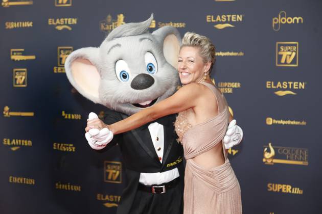 31. Verleihung der Goldenen Henne 2025 Leipzig, 12.9.2025 Alexandra Hofmann mit Europapark Maus bei der 31. Verleihung der Goldenen Henne 2025 auf der Messe Leipzig Sachsen Copyright: xMatthiasxGränzdörferx