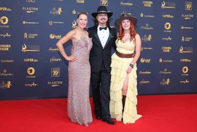 Verleihung der Goldenen Henne 2025 Stefanie Hertel mit Ehemann Lanny Lanner und Tochter Johanna Mross auf dem roten Teppich. Verleihung der Goldenen Henne 2025 am 12.09.2025 in der Leipziger Messe, Halle 1. Leipzig, Sachsen, Deutschland.