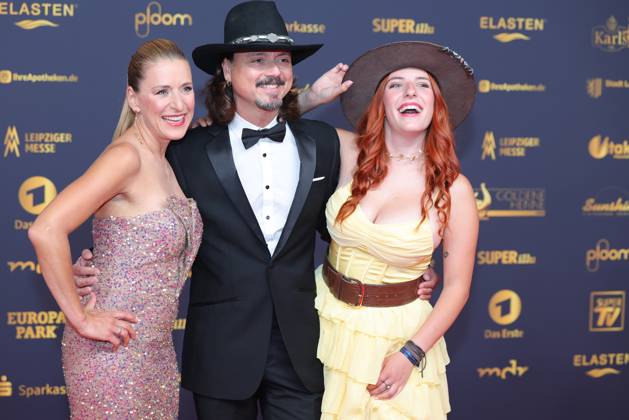 Verleihung der Goldenen Henne 2025 Stefanie Hertel mit Ehemann Lanny Lanner und Tochter Johanna Mross auf dem roten Teppich. Verleihung der Goldenen Henne 2025 am 12.09.2025 in der Leipziger Messe, Halle 1. Leipzig, Sachsen, Deutschland.