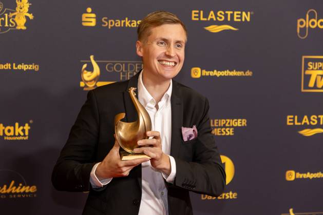 Preisverleihung Goldene Henne 2025 12.09.2025 Leipzig, Messe-Allee 1 (Leipziger Messe) Im Foto: Till Reiners erhält die Goldene Henne in der Kategorie Ehrenpreis Comedy Am Freitagabend findet die Verleihung der Goldenen Henne 2025, gemeinsam veranstaltet von SuperIllu und MDR-Fernsehen, wieder in Leipzig statt. Deutschlands größter Publikumspreis feiert in diesem Jahr 35 Jahre Deutsche Einheit und 30 Jahre GOLDENE HENNE. Dazu eingeladen sind zahlreiche regionale, nationale und internationale Stars. Die Preisverleihung findet in der Messe Leipzig statt. Leipzig Messe Leipzig Sachsen Deutschland Copyright: xEHLxMedia BjörnxStachx 20250912_goldene-henne-ehrenpreis_3