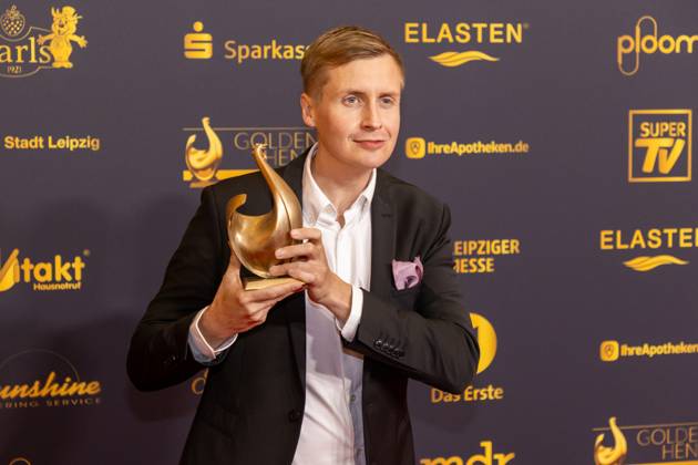 Preisverleihung Goldene Henne 2025 12.09.2025 Leipzig, Messe-Allee 1 (Leipziger Messe) Im Foto: Till Reiners erhält die Goldene Henne in der Kategorie Ehrenpreis Comedy Am Freitagabend findet die Verleihung der Goldenen Henne 2025, gemeinsam veranstaltet von SuperIllu und MDR-Fernsehen, wieder in Leipzig statt. Deutschlands größter Publikumspreis feiert in diesem Jahr 35 Jahre Deutsche Einheit und 30 Jahre GOLDENE HENNE. Dazu eingeladen sind zahlreiche regionale, nationale und internationale Stars. Die Preisverleihung findet in der Messe Leipzig statt. Leipzig Messe Leipzig Sachsen Deutschland Copyright: xEHLxMedia BjörnxStachx 20250912_goldene-henne-ehrenpreis_2