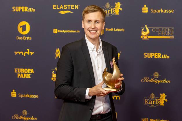 Preisverleihung Goldene Henne 2025 12.09.2025 Leipzig, Messe-Allee 1 (Leipziger Messe) Im Foto: Till Reiners erhält die Goldene Henne in der Kategorie Ehrenpreis Comedy Am Freitagabend findet die Verleihung der Goldenen Henne 2025, gemeinsam veranstaltet von SuperIllu und MDR-Fernsehen, wieder in Leipzig statt. Deutschlands größter Publikumspreis feiert in diesem Jahr 35 Jahre Deutsche Einheit und 30 Jahre GOLDENE HENNE. Dazu eingeladen sind zahlreiche regionale, nationale und internationale Stars. Die Preisverleihung findet in der Messe Leipzig statt. Leipzig Messe Leipzig Sachsen Deutschland Copyright: xEHLxMedia BjörnxStachx 20250912_goldene-henne-ehrenpreis_7