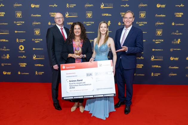 Preisverleihung Goldene Henne 2025 12.09.2025 Leipzig, Messe-Allee 1 (Leipziger Messe) Im Foto: Verein Grünes Band bekommen die Goldene Henne in der Kategorie 35 Jahre Deutsche Einheit Am Freitagabend findet die Verleihung der Goldenen Henne 2025, gemeinsam veranstaltet von SuperIllu und MDR-Fernsehen, wieder in Leipzig statt. Deutschlands größter Publikumspreis feiert in diesem Jahr 35 Jahre Deutsche Einheit und 30 Jahre GOLDENE HENNE. Dazu eingeladen sind zahlreiche regionale, nationale und internationale Stars. Die Preisverleihung findet in der Messe Leipzig statt. Leipzig Messe Leipzig Sachsen Deutschland Copyright: xEHLxMedia BjörnxStachx 20250912_goldene-henne-35jahreeinheit_1