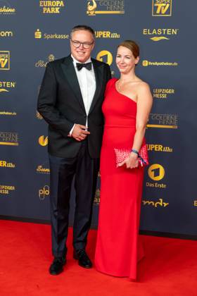 Preisverleihung Goldene Henne 2025 12.09.2025 Leipzig, Messe-Allee 1 (Leipziger Messe) Im Foto: Mario Voigt, Ministerpräsident von Thüringen mit Ehefrau Constanze Fünfstück Am Freitagabend findet die Verleihung der Goldenen Henne 2025, gemeinsam veranstaltet von SuperIllu und MDR-Fernsehen, wieder in Leipzig statt. Deutschlands größter Publikumspreis feiert in diesem Jahr 35 Jahre Deutsche Einheit und 30 Jahre GOLDENE HENNE. Dazu eingeladen sind zahlreiche regionale, nationale und internationale Stars. Die Preisverleihung findet in der Messe Leipzig statt. Leipzig Messe Leipzig Sachsen Deutschland Copyright: xEHLxMedia BjörnxStachx 20250912_goldene-henne-teppich-2_7