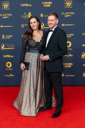 Preisverleihung Goldene Henne 2025 12.09.2025 Leipzig, Messe-Allee 1 (Leipziger Messe) Im Foto: Michael Kretschmer, Ministerpräsident von Sachsen und Ehefrau Annett Hofmann Am Freitagabend findet die Verleihung der Goldenen Henne 2025, gemeinsam veranstaltet von SuperIllu und MDR-Fernsehen, wieder in Leipzig statt. Deutschlands größter Publikumspreis feiert in diesem Jahr 35 Jahre Deutsche Einheit und 30 Jahre GOLDENE HENNE. Dazu eingeladen sind zahlreiche regionale, nationale und internationale Stars. Die Preisverleihung findet in der Messe Leipzig statt. Leipzig Messe Leipzig Sachsen Deutschland Copyright: xEHLxMedia BjörnxStachx 20250912_goldene-henne-teppich-2_46