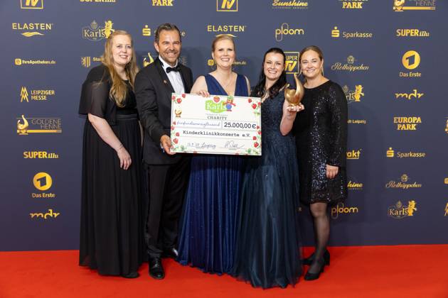 Preisverleihung Goldene Henne 2025 12.09.2025 Leipzig, Messe-Allee 1 (Leipziger Messe) Im Foto: der Verein Kinderklinikkonzerte erhält die Goldene Henne in der Kategorie Charity von Karls Erlebnis-Dorf mit Geschäftsführer Robert Dahl (zweiter von links) Am Freitagabend findet die Verleihung der Goldenen Henne 2025, gemeinsam veranstaltet von SuperIllu und MDR-Fernsehen, wieder in Leipzig statt. Deutschlands größter Publikumspreis feiert in diesem Jahr 35 Jahre Deutsche Einheit und 30 Jahre GOLDENE HENNE. Dazu eingeladen sind zahlreiche regionale, nationale und internationale Stars. Die Preisverleihung findet in der Messe Leipzig statt. Leipzig Messe Leipzig Sachsen Deutschland Copyright: xEHLxMedia BjörnxStachx 20250912_goldene-henne-kinderklinikkonzerte_2