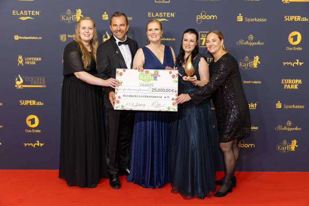 Preisverleihung Goldene Henne 2025 12.09.2025 Leipzig, Messe-Allee 1 (Leipziger Messe) Im Foto: der Verein Kinderklinikkonzerte erhält die Goldene Henne in der Kategorie Charity von Karls Erlebnis-Dorf mit Geschäftsführer Robert Dahl (zweiter von links) Am Freitagabend findet die Verleihung der Goldenen Henne 2025, gemeinsam veranstaltet von SuperIllu und MDR-Fernsehen, wieder in Leipzig statt. Deutschlands größter Publikumspreis feiert in diesem Jahr 35 Jahre Deutsche Einheit und 30 Jahre GOLDENE HENNE. Dazu eingeladen sind zahlreiche regionale, nationale und internationale Stars. Die Preisverleihung findet in der Messe Leipzig statt. Leipzig Messe Leipzig Sachsen Deutschland Copyright: xEHLxMedia BjörnxStachx 20250912_goldene-henne-kinderklinikkonzerte_3