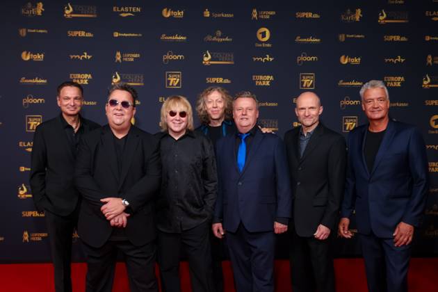 Award - Goldene Henne 2025 - Mathias Dietrich (Die Prinzen), Sebastian Krumbiegel (Die Prinzen), Tobias Künzel (Die Prinzen), Alexander Zieme (Die Prinzen), Henri Schmidt (Die Prinzen), Wolfgang Lenk (Die Prinzen) und Jens Sembdner (Die Prinzen) bei der Goldenen Henne 2025 in der Messe Leipzig am 12.09.2025. Copyright: xEventpressxKochanx