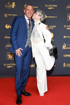 abb Andreas Schmidt und Linda Feller zu Gast auf dem roten Teppich bei der Verleihung der Goldenen Henne 2025 in der Messe Leipzig am 12.09.2025