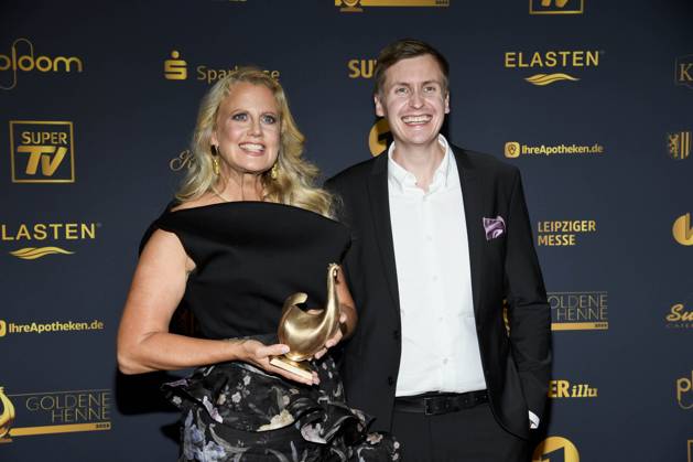 abb Barbara Schoeneberger und Till Reiners mit Henne Preistraeger Gewinner zu Gast auf dem roten Teppich bei der Verleihung der Goldenen Henne 2025 in der Messe Leipzig am 12.09.2025