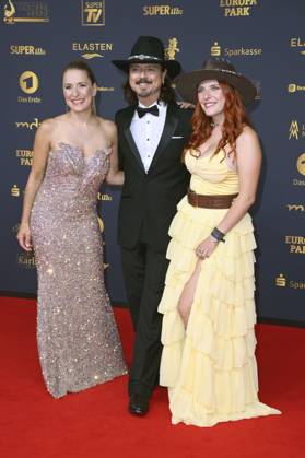 Stefanie Hertel, Lanny Lanner und Johanna Mross von More Than Words bei der 31. Verleihung der Goldenen Henne 2025 in der Leipziger Messe. Leipzig, 12.09.2025