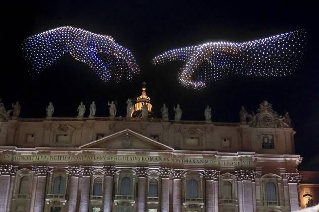 Bilder des Jahres 2025, Entertainment 09 September Concert for the Meeting on Human Fraternity art the Vatican VATICAN CITY, VATICAN – SEPTEMBER 13: Drones flying over St. Peter’s Basilica reproduce Michelangelo’s fresco The Creation of Adam during the free concert Grace of the World on the occasion of the World Meeting on Human Fraternity in St. Peter’s Square at the Vatican, on September 13, 2025. Riccardo De Luca Anadolu Vatican City Vatican. Editorial use only. Please get in touch for any other usage.  Copyright: x2025xAnadoluxRiccardoxDexLucax
