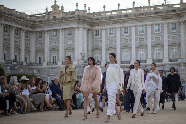 Bilder des Jahres 2025, Entertainment 09 September Madrid Fashion Week 2025 - 13 Sep 2025 Models walk the runway with the Royal Palace in the background, during the inaugural Madrid es Moda 2025 show at the Plaza de Oriente Gardens in central Madrid. This is the tenth edition of Madrid es Moda and features a presentation by more than 10 local designers who will showcase flamenco fashion, accompanied by more than 30 models. Madrid Spain Copyright: xLuisxSotox xSOPAxImagesx LSOTOMEM02