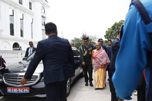 Bilder des Jahres 2025, News September 09 September 13, 2026, Kathmandu, Nepal: Interim Prime Minister Sushila Karki enters her office at Singha Durbar after officially assuming office in Kathmandu. Kathmandu Nepal - ZUMAs197 20260913_aaa_s197_001 Copyright: xSkandaxGautamx