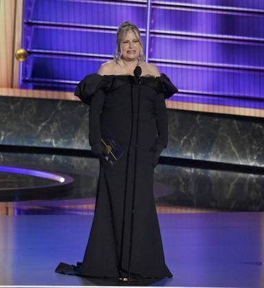 Jennifer Coolidge presents an award at the 77th annual Primetime Emmy Awards at the Peacock Theater in Los Angeles on Sunday, September 14, 2025.  LAP20250914701 JIMxRUYMEN