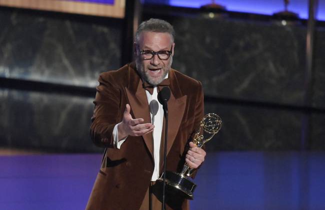Actor Seth Rogen holds the Outstanding Lead Actor in a Comedy Series award for The Studio at the 77th annual Primetime Emmy Awards at the Peacock Theater in Los Angeles on Sunday, September 14, 2025.  LAP20250914712 JIMxRUYMEN