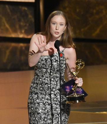Hannah Einbinder accepts the Outstanding Supporting Actress in a Comedy Series award for Hacks onstage at the 77th annual Primetime Emmy Awards at the Peacock Theater in Los Angeles on Sunday, September 14, 2025.  LAP202509142064 JIMxRUYMEN