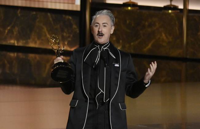 Alan Cumming accepts the Outstanding Reality Competition Program award for The Traitors at the 77th annual Primetime Emmy Awards at the Peacock Theater in Los Angeles on Sunday, September 14, 2025.  LAP202509148011 JIMxRUYMEN