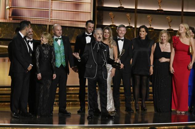 Alan Cumming accepts the Outstanding Reality Competition Program award for The Traitors at the 77th annual Primetime Emmy Awards at the Peacock Theater in Los Angeles on Sunday, September 14, 2025.  LAP202509148014 JIMxRUYMEN