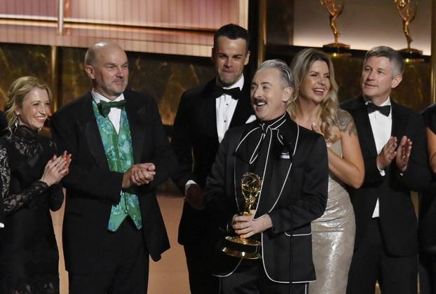 Alan Cumming accepts the Outstanding Reality Competition Program award for The Traitors at the 77th annual Primetime Emmy Awards at the Peacock Theater in Los Angeles on Sunday, September 14, 2025.  LAP202509148015 JIMxRUYMEN
