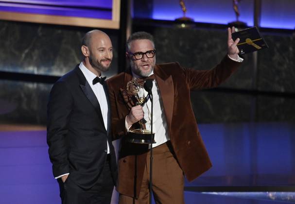Bilder des Jahres 2025, Entertainment 09 September Evan Goldberg and Seth Rogen accept the Outstanding Directing For a Comedy Series award for The Studio onstage at the 77th annual Primetime Emmy Awards at the Peacock Theater in Los Angeles on Sunday, September 14, 2025.  LAP202509148042 JIMxRUYMEN