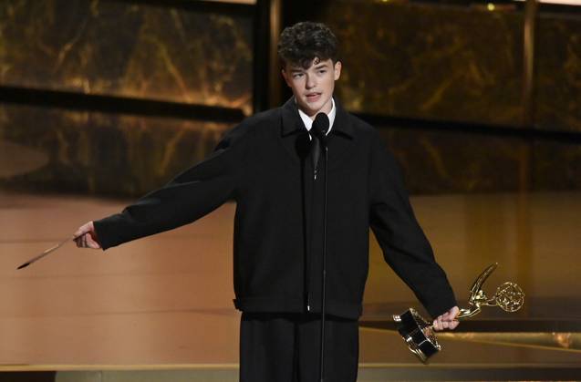 Bilder des Jahres 2025, Entertainment 09 September Owen Cooper accepts the Outstanding Supporting Actor in a Limited or Anthology Series or Movie award for Adolescence onstage at the 77th annual Primetime Emmy Awards at the Peacock Theater in Los Angeles on Sunday, September 14, 2025.  LAP2025091480453 JIMxRUYMEN
