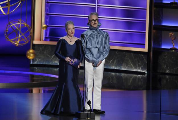 Kathy Bates and Alan Cumming speak onstage at the 77th annual Primetime Emmy Awards at the Peacock Theater in Los Angeles on Sunday, September 14, 2025.  LAP202509143057 JIMxRUYMEN