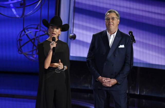 Lainey Wilson and Vince Gill perform onstage at the 77th annual Primetime Emmy Awards at the Peacock Theater in Los Angeles on Sunday, September 14, 2025.  LAP202509142222 JIMxRUYMEN